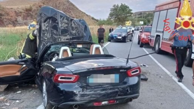 Una delle auto coinvolte nell'incidente mortale a Borgia - &copy; Vigili del Fuoco