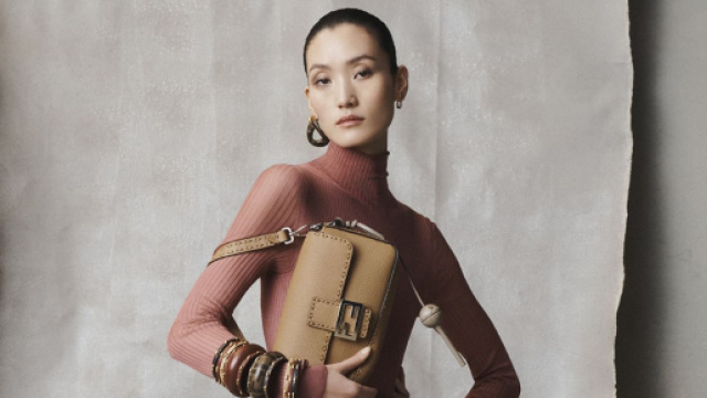 Una presentazione della borsa Fendi Baguette, la collezione precedentemente alla Milano Fashion Week (&copy; X/Fendi))