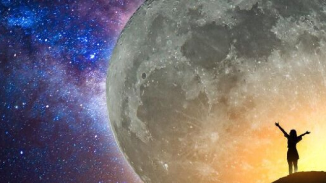 Cielo notturno con luna piena e figura &copy; Pixabay.