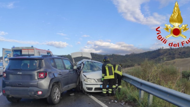Incidente stradale sulla S.S. 106 nel territorio di Crotone - &copy; Vigili del Fuoco