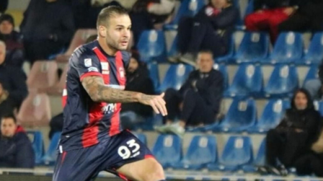 L'attaccante Marco Tumminello con la maglia del Crotone &copy; Facebook