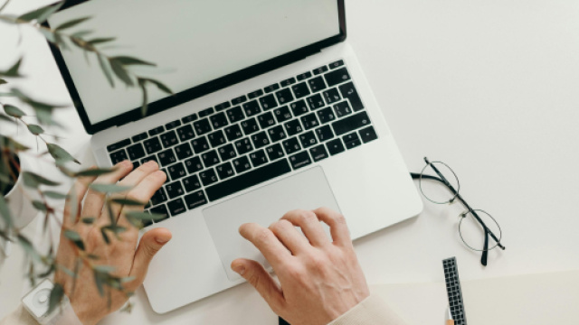 Mani che digitano sul computer-&copy; Pexels