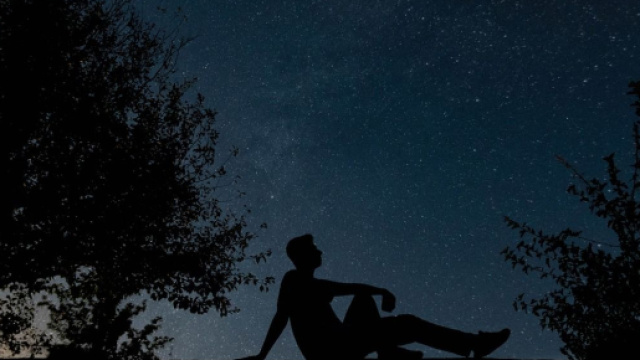 Silhouette e cielo notturno &copy; Pixabay.