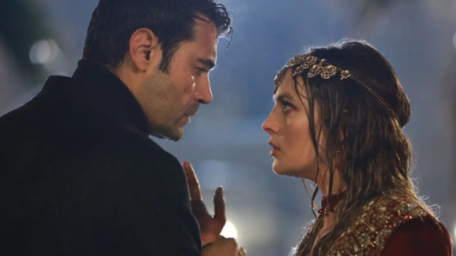 Gulcemal e Deva in una scena de La rosa della vendetta &copy; Mediaset