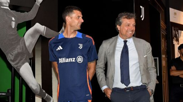 Thiago Motta e Cristiano Giuntoli, allenatore e direttore sportivo della Juventus. Foto &copy; Juventus. Massimiliano Allegri. Foto &copy; Juventus.