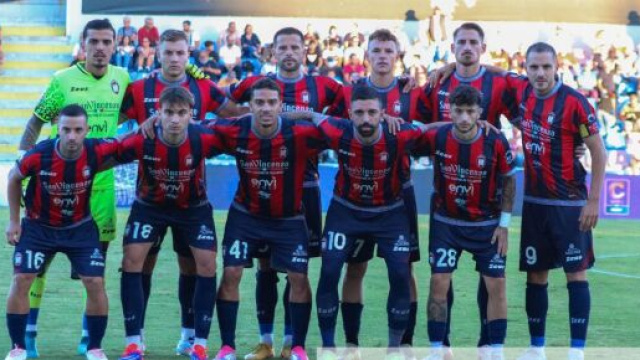 Una delle formazioni del Crotone scese in campo nella stagione 2024-2025 - &copy; Facebook / FcCrotone