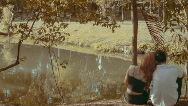 Coppia innamorata al parco - &copy; Pexels.