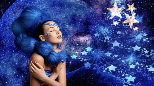 Donna con i capelli blu tra le stelle - &copy; pixabay.com