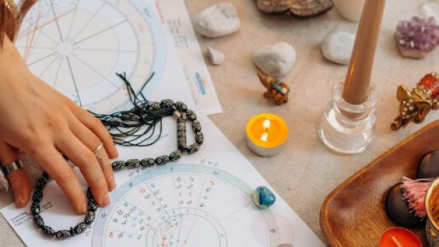 Lettura tema natale con pietre e candele- &copy; Pexels.