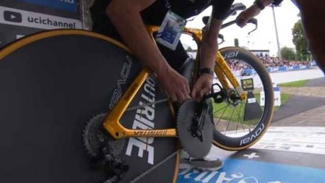 Il salto di catena di Remco Evenepoel - Screenshot &copy; Eurosport