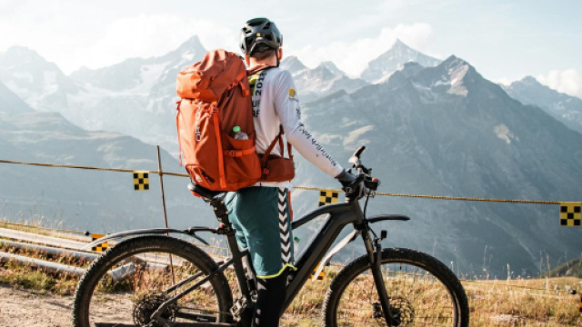 Ciclista in montagna con mountain bike &copy; Pexels.com