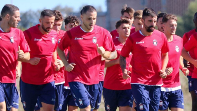 I calciatori del Crotone durante una sessione di allenamento &copy; Facebook