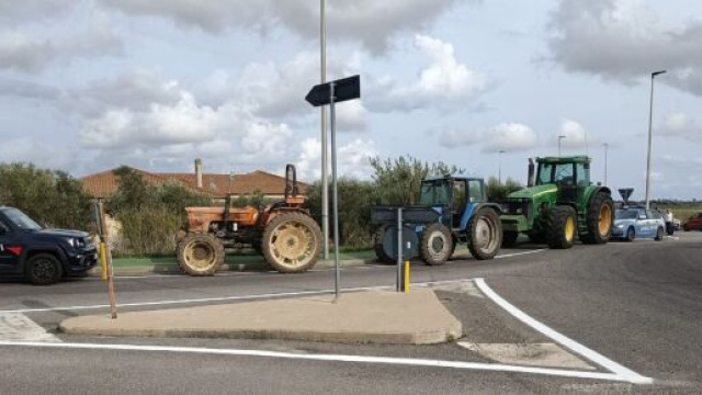 Crotone, protesta degli agricoltori sulla S.S. 106 - &copy; Facebook / Isola Terra Nostra