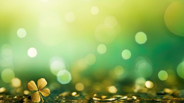 Quadrifoglio oro su sfondo verde &copy;Immagine di Pixabay