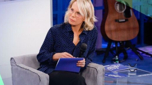 Maria De Filippi mentre presenta una puntata di Amici &copy; Canale 5