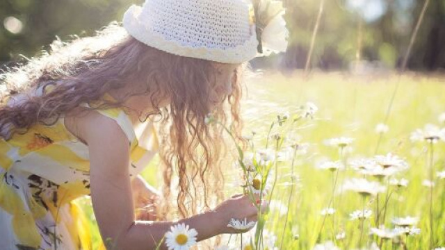 Ragazza su campo di fiori &copy; Pixabay