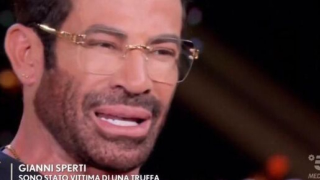 In foto Gianni Sperti (screenshot &copy; Canale 5).