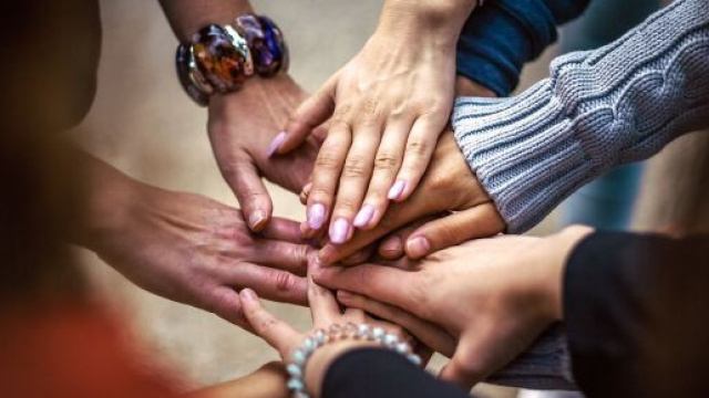 Mani di tanti amici &copy; Pixabay.com