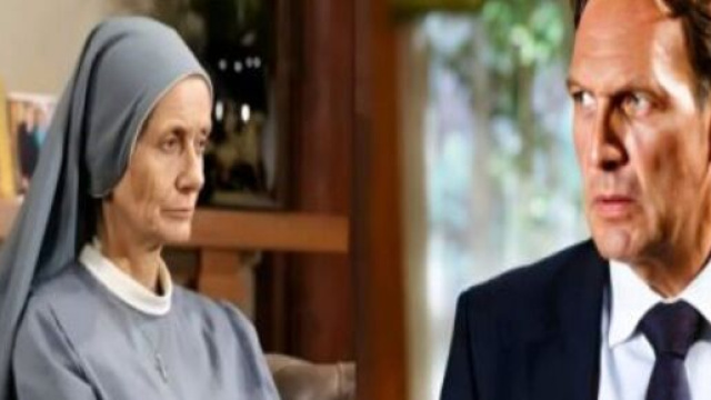 Suor Maura e Roberto Ferri - screenshot &copy; Un posto al sole.