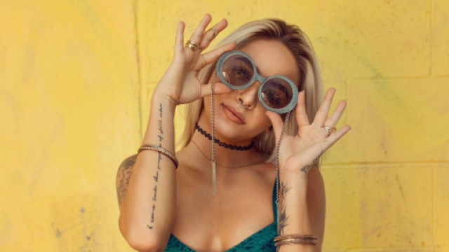 Donna in bralette con occhiali da sole - &copy; Unsplash.