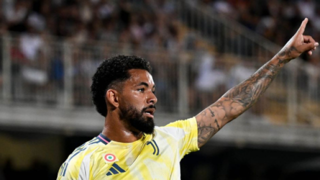 Il centrocampista Douglas Luiz &copy; Juventus FC