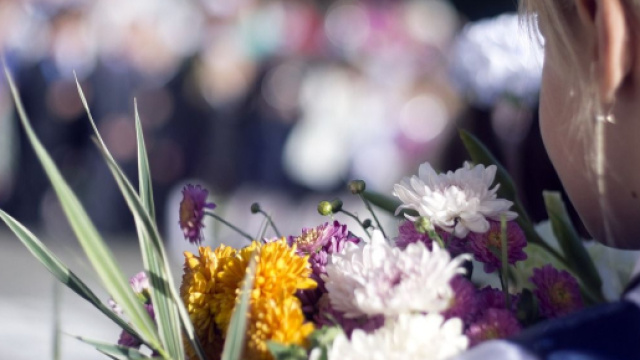 Una ragazza con dei fiori in mano (&copy;pixabay.com)