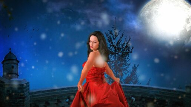 Donna in rosso danza al chiaro di luna - &copy; Pixabay.