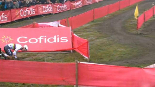 Mathieu Van der Poel, la caduta a Loenhout - Screenshot &copy; Eurosport.
