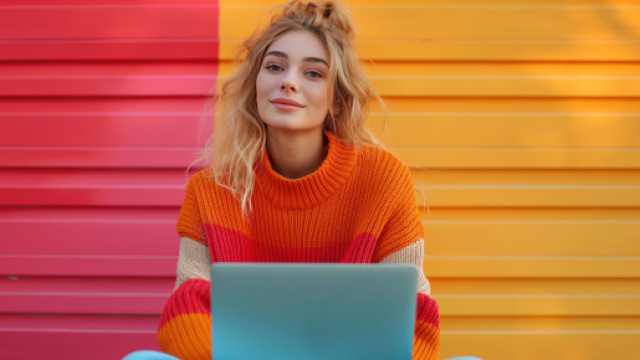 Donna con pc e maglione colorato - &copy; Pixabay