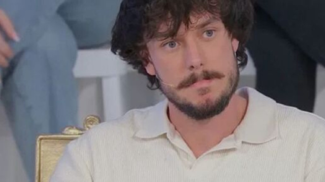 Michele Longobardi durante una puntata di Uomini e donne &copy; Canale 5.