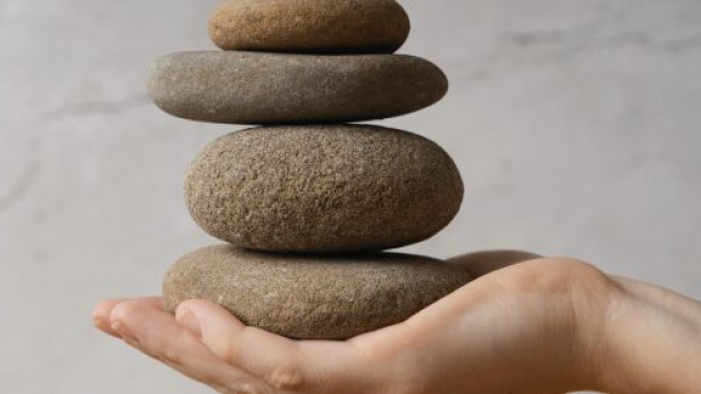 Sassi di sabbia in equilibrio - &copy; Freepik.