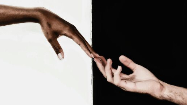 Due mani che si uniscono &copy; Immagine Pexels