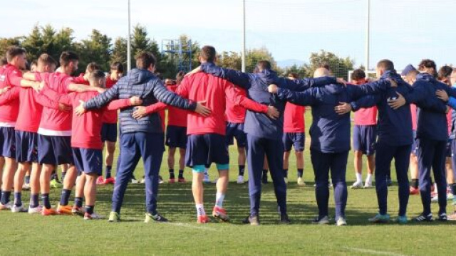 Il momento di raccoglimento in ricordo del dottore Muraca - &copy; Facebook / FcCrotone
