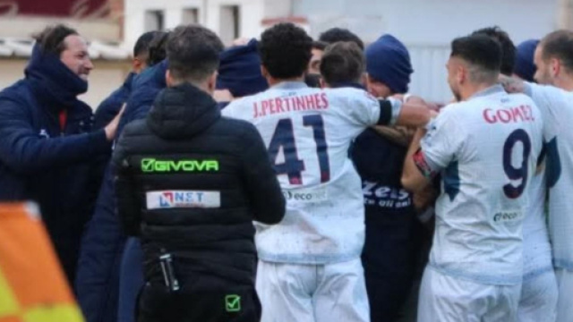 L'esultanza dei calciatori del Crotone a Trapani - &copy; Facebook / Fccrotone