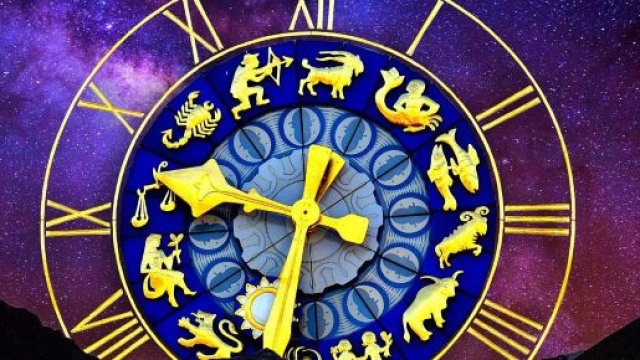 Orologio con i segni zodiacali &copy; Pixabay.