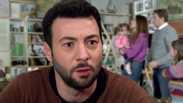 In primo piano Samuel (Samuele Cavallo), sullo sfondo, Serena, Filippo e le piccole Irene ed Elisabetta &copy; Un Posto al Sole Rai