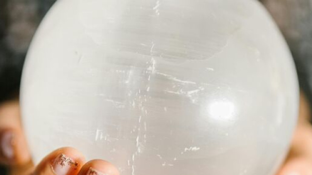 Una sfera bianca - Foto &copy; Pexels