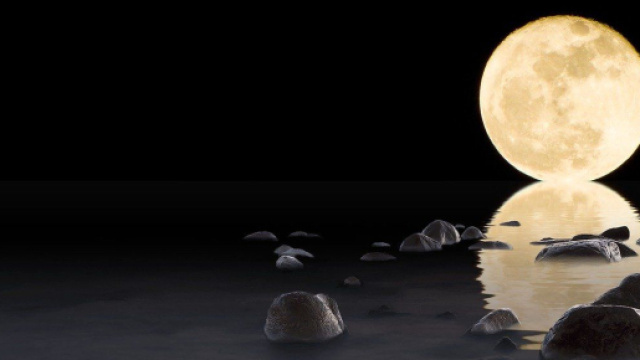 La Luna piena riflessa nell'acqua (&copy; Pixabay).