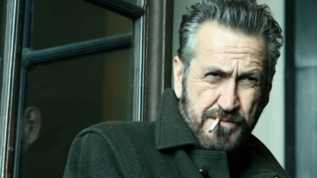 Marco Giallini nei panni del vicequestore Rocco Schiavone &copy; Rai.