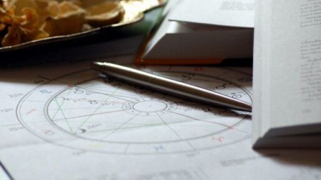 Penna e simboli dei segni zodiacali. Foto da &copy; Pixabay