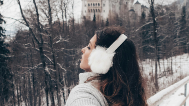 Ragazza in un paesaggio innevato &copy; Immagine di Pexels.