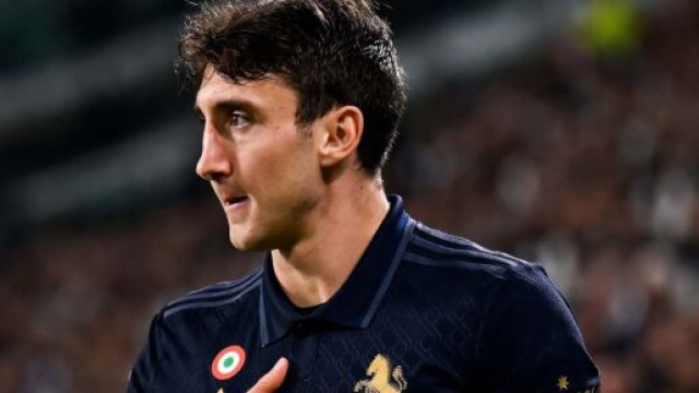 Andrea Cambiaso con la fascia da capitano &copy; Juventus FC