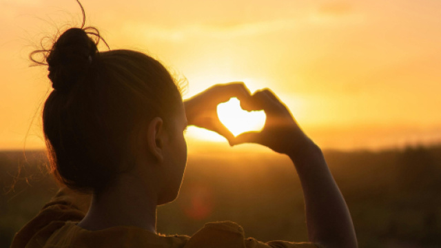 Cuore su tramonto &copy; Immagine di Pexels.