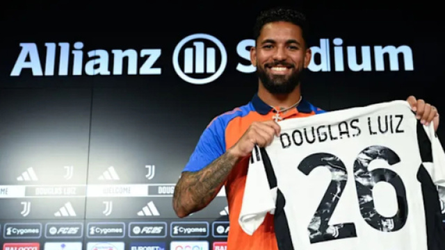 Douglas Luiz il giorno della presentazione alla Juventus &copy; Juventus.Com