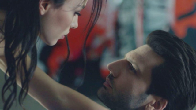 Emir Kozcuoğlu (Kaan Urgancıoğlu) e Zeynep (Hazal Filiz K&uuml;&ccedil;&uuml;kk&ouml;se) - Endless Love &copy; Mediaset