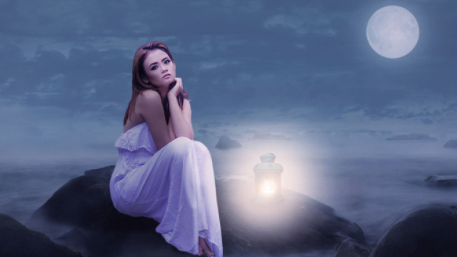 Ragazza con lanterna e la luna piena &copy; Pixabay