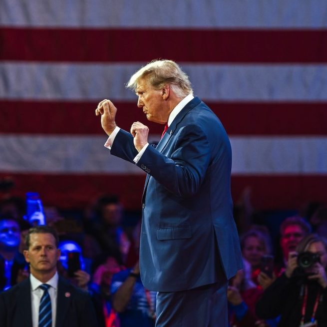 Donald Trump balla alla fine di un comizio nel febbraio del 2024. &copy;Shutterstock