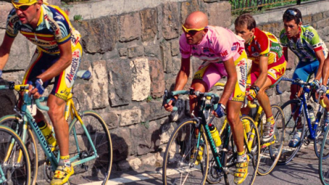 Marco Pantani in maglia rosa in un Giro d'Italia &copy; Wikimedia Commons.