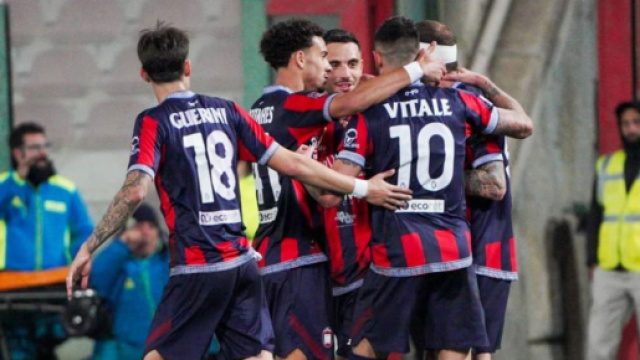 L'abbraccio dei calciatori del Crotone dopo il gol di Tumminello - &copy; Facebook / FcCrotone