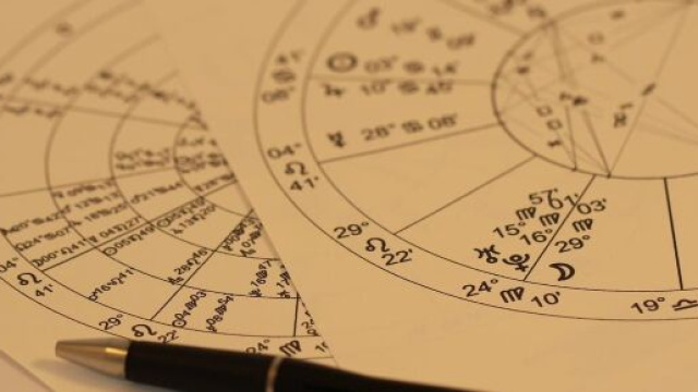 Penna e simboli dei segni zodiacali. Foto da &copy;Pixabay